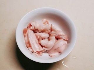 2、辣白菜豆腐汤,五花肉切片