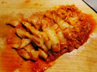 3、辣白菜豆腐汤,辣白菜切段