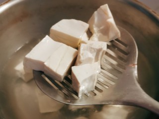 4、辣白菜豆腐汤,豆腐切块 放入开水中煮2分钟