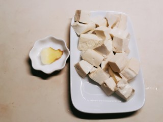 5、辣白菜豆腐汤,捞出备用 姜切片