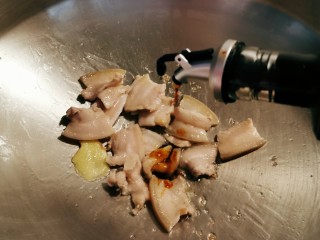 7、辣白菜豆腐汤,肉片变色后倒入生抽