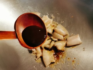 8、辣白菜豆腐汤,放入甜面酱