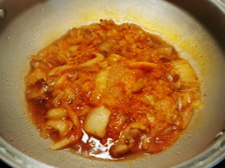 12、辣白菜豆腐汤,放入清水 煮开