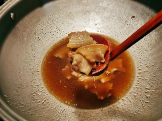 10、辣白菜豆腐汤,煮至肉片成熟