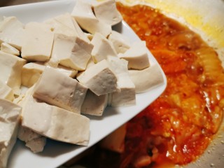13、辣白菜豆腐汤,倒入豆腐