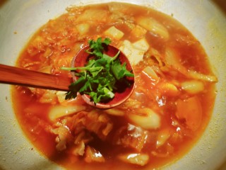 15、辣白菜豆腐汤,放入香菜 关火