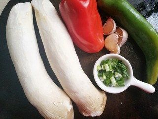 1、超下饭的双椒杏鲍菇,所有食材清洗干净。