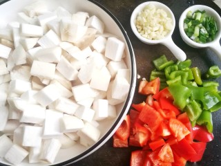 2、超下饭的双椒杏鲍菇,杏鲍菇、青红椒切小块,葱姜蒜切末。