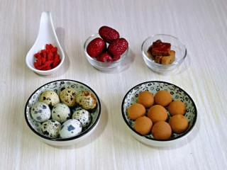 1、糖水鸡蛋,准备食材，量可以根据需求增减。