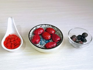 4、糖水鸡蛋,红枣洗干净，冷水泡15分钟，枸杞冷水泡5分钟，桂圆去皮。
