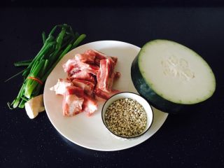 1、冬瓜薏仁排骨汤,主要食材：肋骨、冬瓜、薏仁