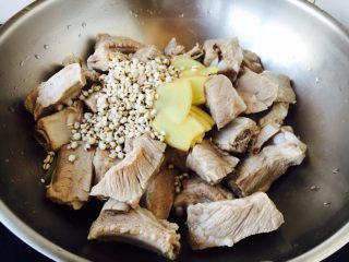 5、冬瓜薏仁排骨汤,锅里放入焯过水的肋骨，薏仁，姜片。