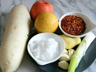 1、脆辣萝卜,准备食材