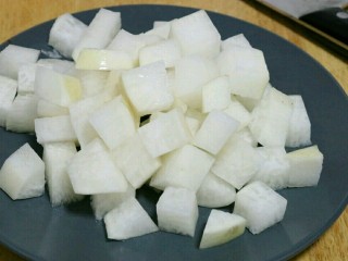 2、脆辣萝卜,将白萝卜清洗干净，切成匀称的小块儿～