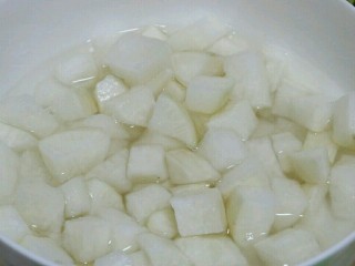 3、脆辣萝卜,腌制好的萝卜会被杀出好多水，将水倒掉～