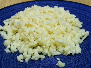 4、脆辣萝卜,将苹果去皮，切成小碎丁～