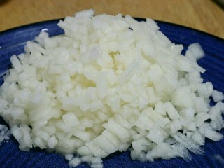 5、脆辣萝卜,将苹果去皮，切成小碎丁～白梨同样去皮切成小小丁～