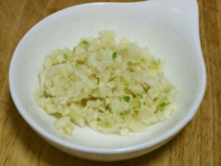 8、脆辣萝卜,大蒜切碎碎的～
