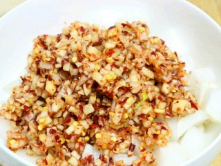 9、脆辣萝卜,将葱姜蒜、白梨丁、苹果丁、白糖、辣椒粉放在一起搅拌均匀～放到控掉水的白萝卜里～