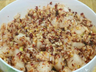 10、脆辣萝卜,将其搅拌均匀后，盖上保鲜膜，放入冰箱冷藏一夜以上即可～