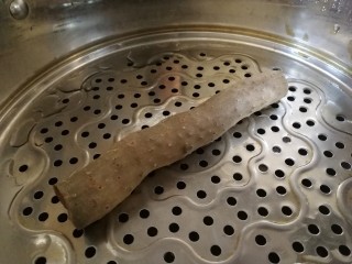 2、山药芙蓉汤,铁棍山药洗干净，带皮上锅蒸。