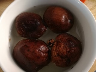 3、山药芙蓉汤,干香菇温水泡发。
