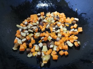 7、山药芙蓉汤,热锅倒入少量油，放入香菇丁和胡萝卜丁，文火炒香，把香菇香味炒出来。