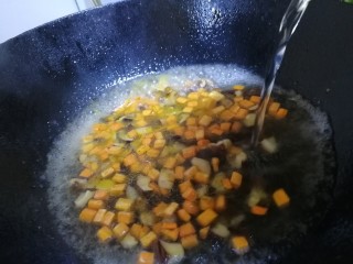 8、山药芙蓉汤,加适量开水。