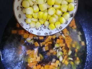 9、山药芙蓉汤,文火煮开，放入熟玉米粒，文火煮开。