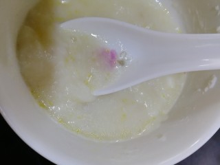 10、山药芙蓉汤,把锅里的汤汁舀两勺到山药泥里，搅拌均匀。