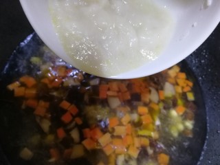 11、山药芙蓉汤,再把山药泥，倒入汤汁里。