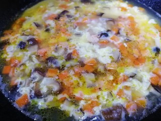 13、山药芙蓉汤,中小火，均匀的淋入蛋液，至蛋液凝固。