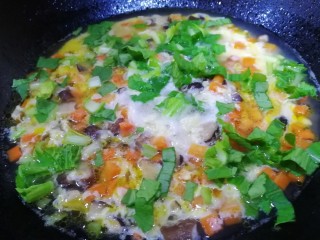 14、山药芙蓉汤,洒入小白菜丁，文火煮开。