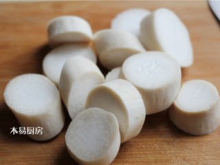 2、蚝油杏鲍菇,把杏鲍菇切成厚厚的圆片，下刀的时候可以斜着切，这样样子会更像鲍鱼一些。