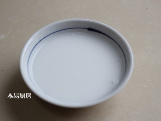 6、蚝油杏鲍菇,准备小半碗水淀粉，不要太粘稠了，勾一个薄芡就好。