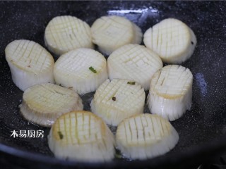 9、蚝油杏鲍菇,另一面也稍微煸一下，杏鲍菇表面经过煸炸后微微有些皱，很好看。