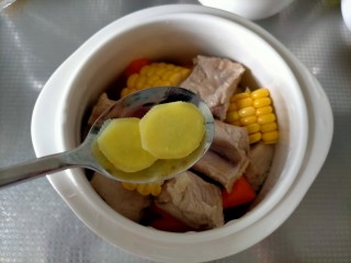 4、胡萝卜玉米排骨汤,加生姜2片