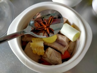 7、胡萝卜玉米排骨汤,八角一瓣