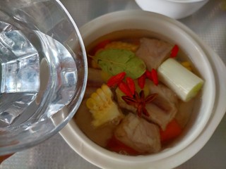 9、胡萝卜玉米排骨汤,加水适量