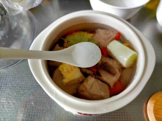 10、胡萝卜玉米排骨汤,盐一小勺