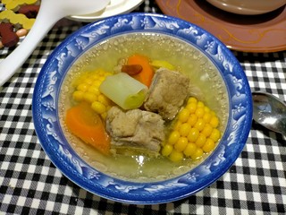 13、胡萝卜玉米排骨汤,炖好即可食用啦