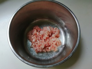 1、蚕豆仁汆汤丸子,准备好猪肉糜