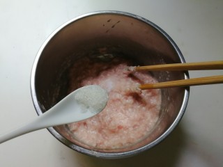 10、蚕豆仁汆汤丸子,放入三分之一小勺糖