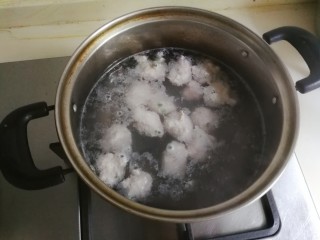 14、蚕豆仁汆汤丸子,锅中水开，用勺子挖肉糜尽量弄圆一点，放入锅中烧开至漂浮起来