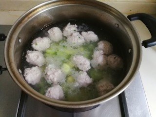 15、蚕豆仁汆汤丸子,放入蚕豆仁烧开