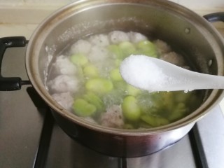 16、蚕豆仁汆汤丸子,放入少许的三分之二小勺盐