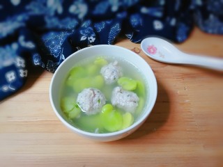 18、蚕豆仁汆汤丸子,出锅盛入汤碗