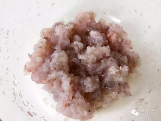 2、宝宝辅食：虾丸萝卜汤,将虾肉用刀剁成泥，尽量剁碎，这样最后成品会更加好看，肉质也更加有弹性。