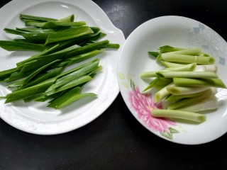 1、回锅肉,将大蒜叶和茎洗净切成段分开装入盘中