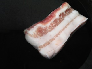 2、回锅肉,五花肉入锅焯水